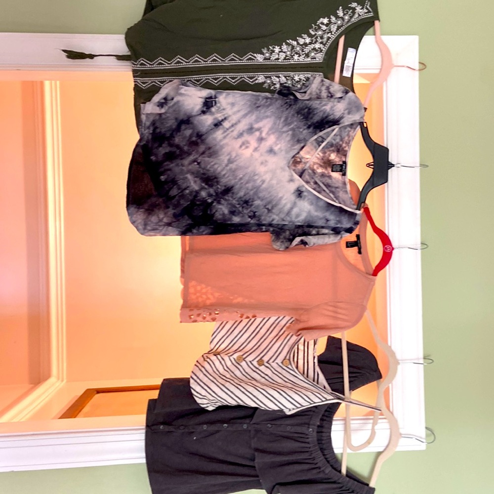 Seven tops, small and large, but my size medium daughter wore them.